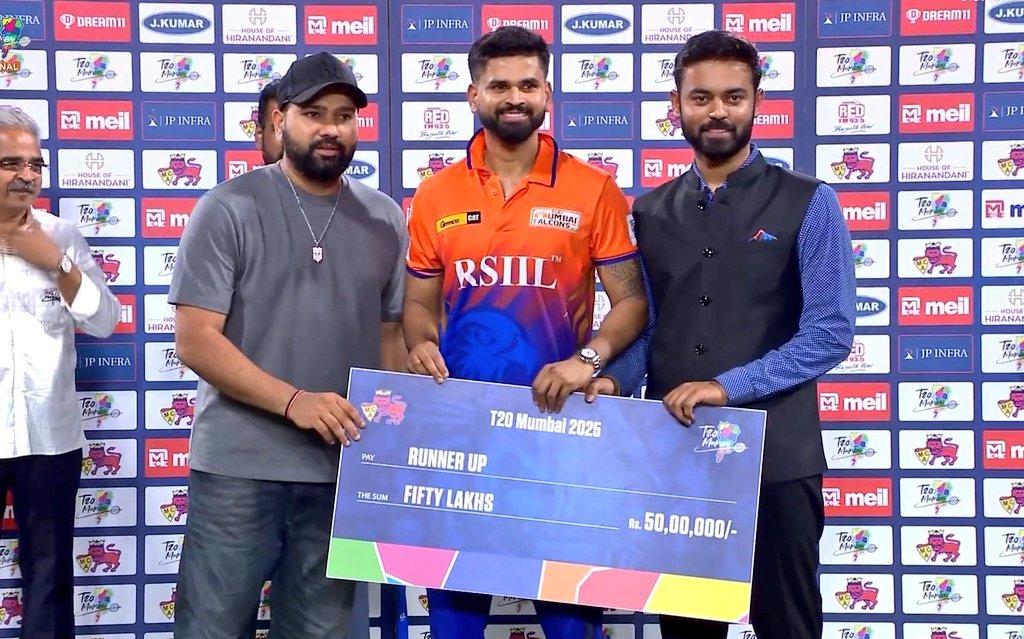 Rohit Sharma Presents Runner-Up Prize Money to Shreyas Iyer