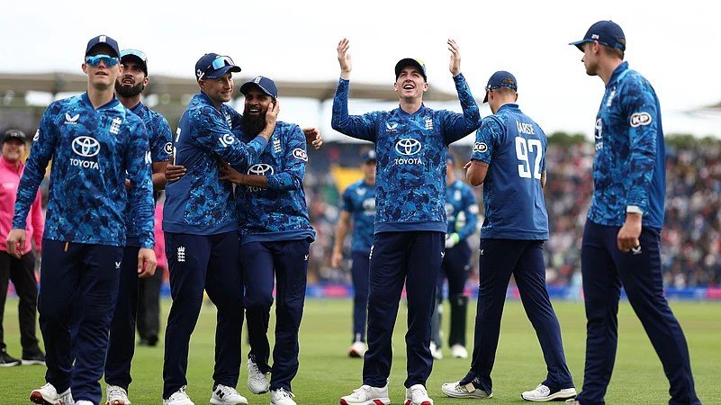 England Clinches ODI Series Sweep Despite Rain Disruptions
