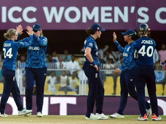 England Women Suffer Top-Order Collapse Against Pakistan