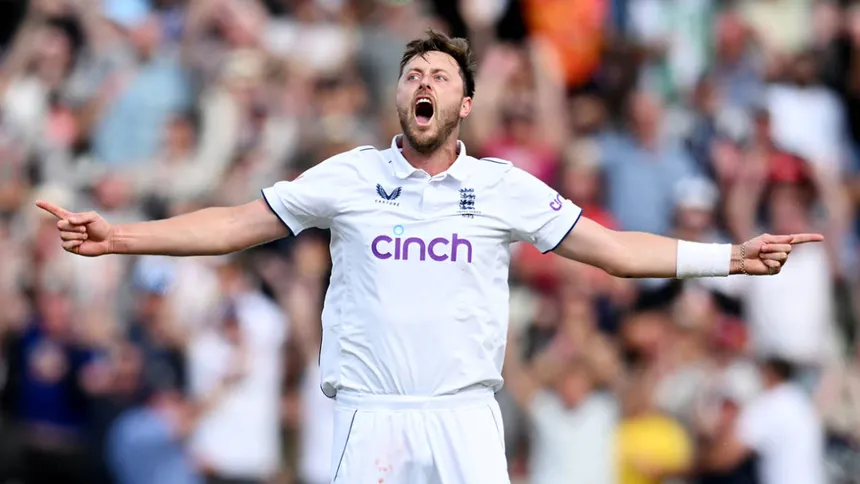 Ollie Robinson’s 4-Wicket Keeps England Alive Late on Day 2